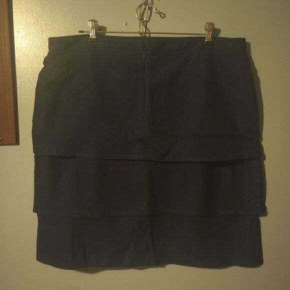 Larry Levine ruffled dark wash denim skirt with scalloped hem - Picture 7 of 9